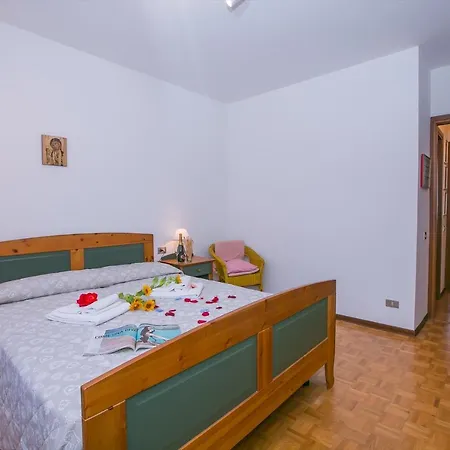 Lägenhet Sleeps 4 Pool *