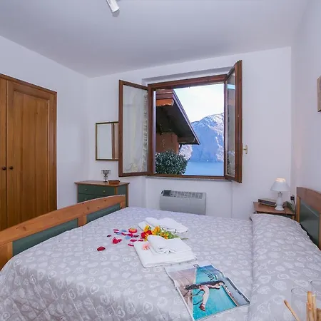 Lägenhet Sleeps 4 Pool Mezzegra